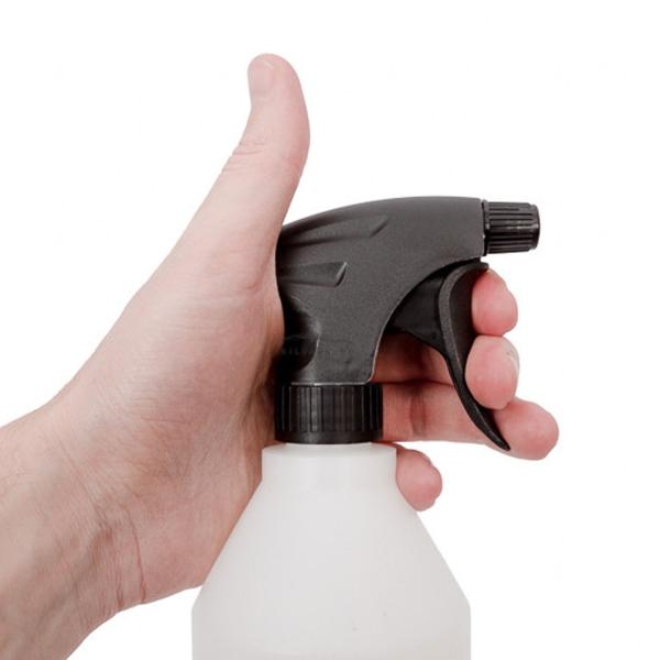 Spray dine bilplejeprodukter på bilen med en blandeflaske med Sprayhoved 