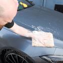 Vaskepude i Lammeuld med autoshampoo på bil