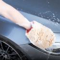 Vaskehånd i Lammeuld uden Tommel bruges til at vaske bilen