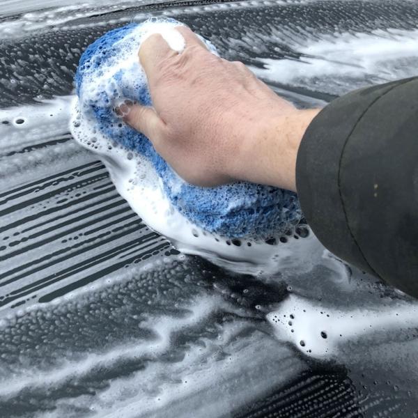 Med en god autoshampo glider vaskesvampen let over lakken på bilen