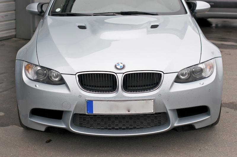 Fronten på BMW e92 M3 før bilpolering