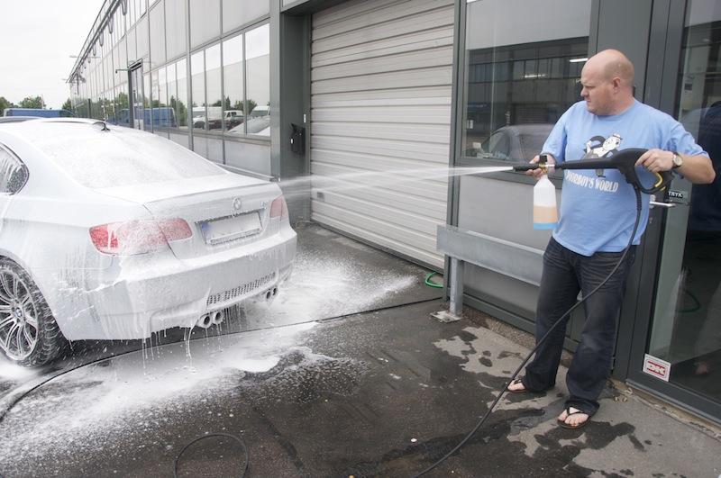 Forvask påføres på bilen med skumlanse.
