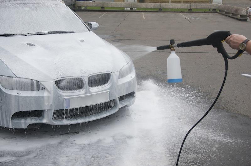Forvask påføres på bilen med skumlanse.