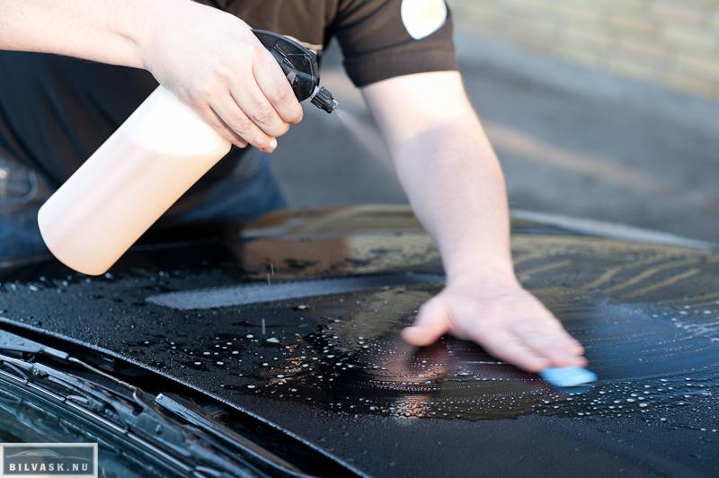 Spray vand og autoshampoo på, kør forsigt med claybarren.