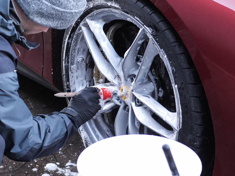 Efter 1-2 minutters virkning, pensles og børstes fælgrensen, for at gøre rengøringen mere effektiv. Her med en Metal Fri Bilpleje Pensel Stor fra Karma Car Care.