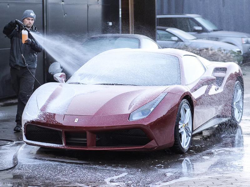 Forvasken blev primært påført med skumlanse, da behovet ikke var så stort. Der var løstsiddende skidt på bilen, men ingen kraftig trafikfilm eller lignende.