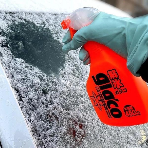 Spray sne og is væk fra bilruden