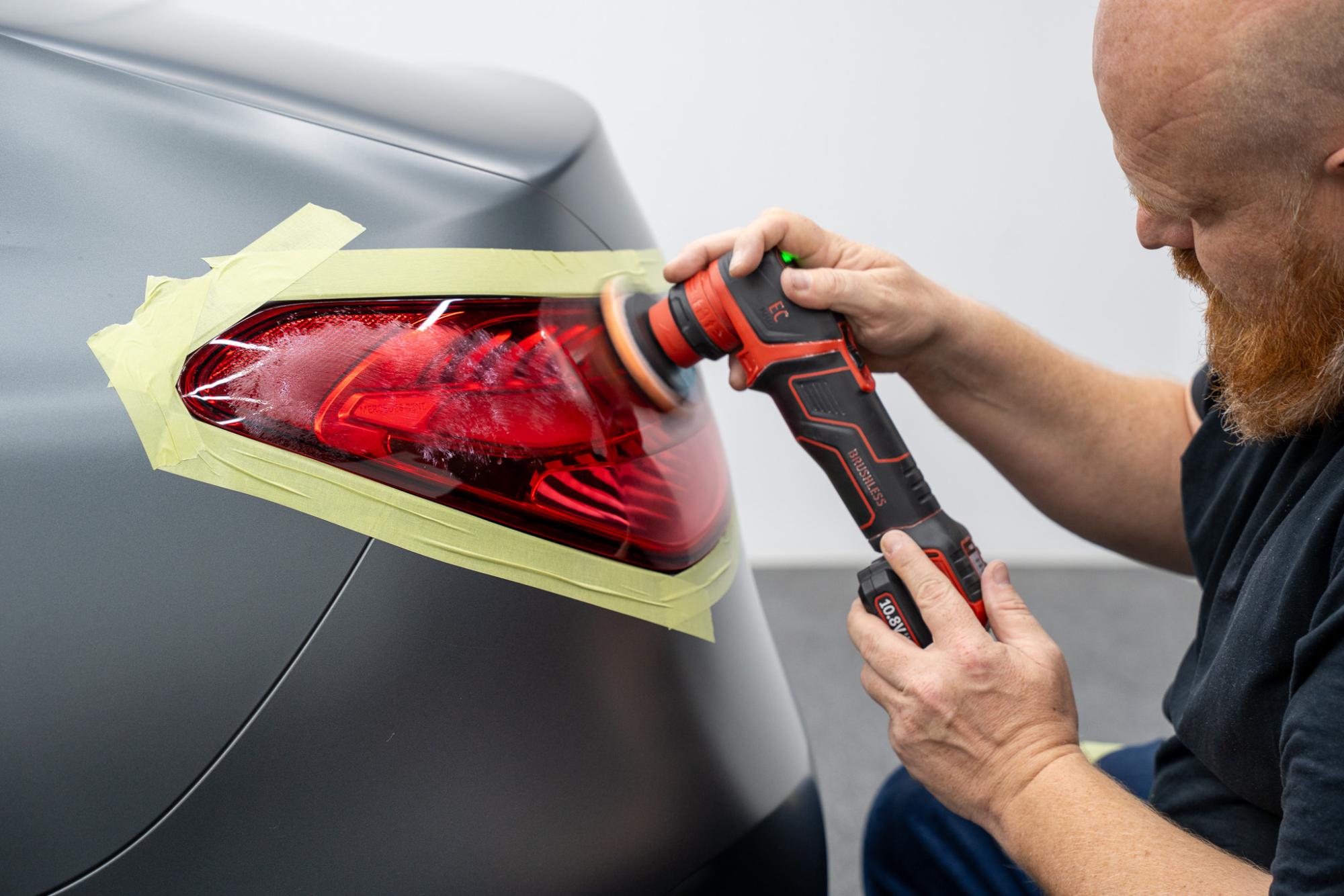 Polering af baglygte på Mercedes C klasse