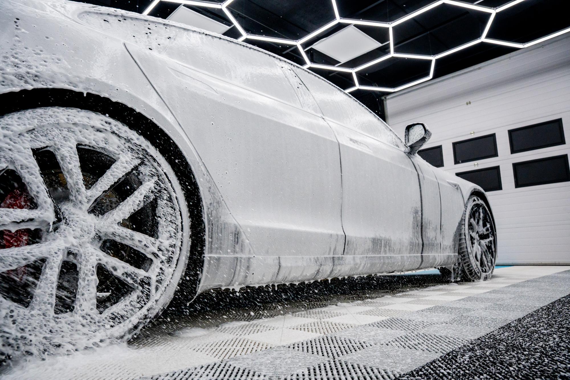 Forvask skum på siden af bil