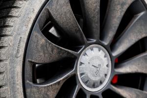 Beskidt vinterfælg før vask