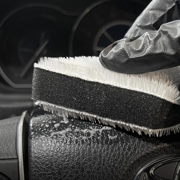 MicroBuff fra CarPro på læder i bilens kabine