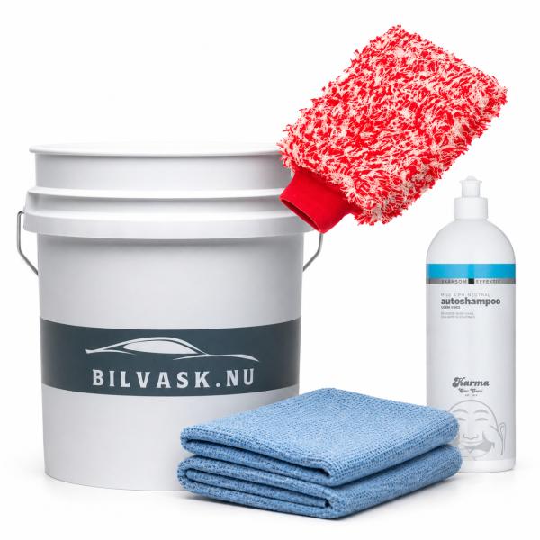 Håndvask af bilen, med både spand, vaskehånd, håndklæder og autoshampoo fra Karma
